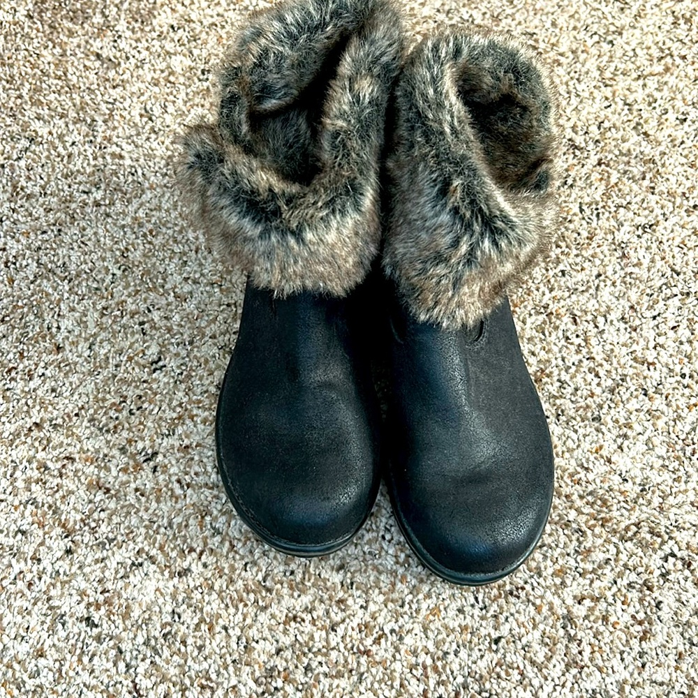 Genuine brown leather with faux fur can be worn two different ways…